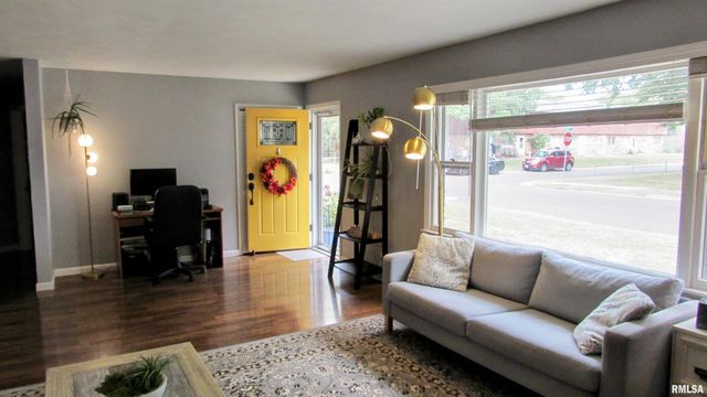 300 LAKESIDE Avenue, Pekin, IL 61554