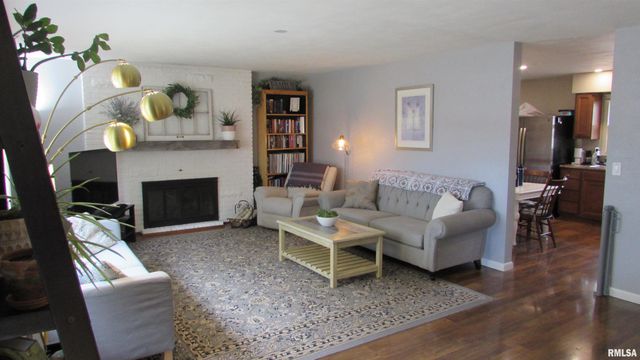 300 LAKESIDE Avenue, Pekin, IL 61554