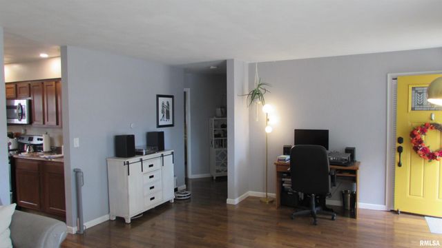 300 LAKESIDE Avenue, Pekin, IL 61554