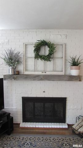 300 LAKESIDE Avenue, Pekin, IL 61554