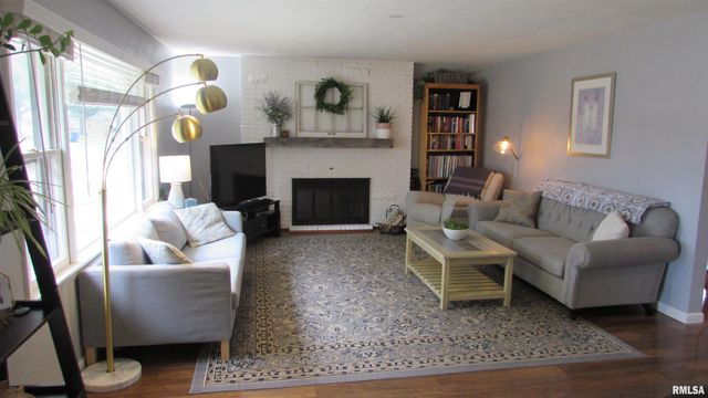 300 LAKESIDE Avenue, Pekin, IL 61554