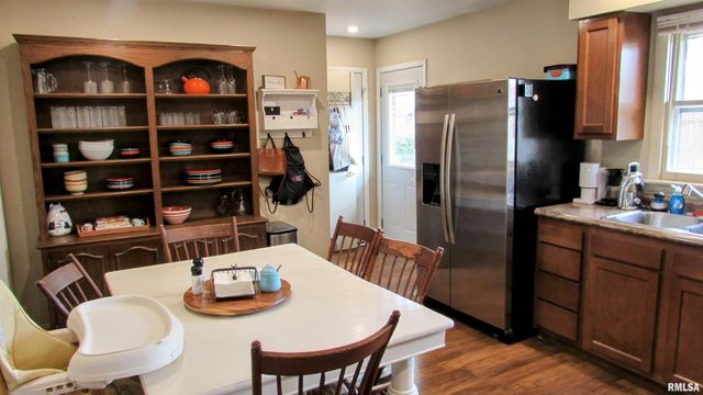 300 LAKESIDE Avenue, Pekin, IL 61554