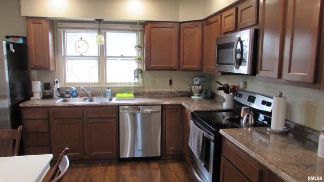 300 LAKESIDE Avenue, Pekin, IL 61554