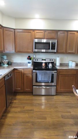 300 LAKESIDE Avenue, Pekin, IL 61554