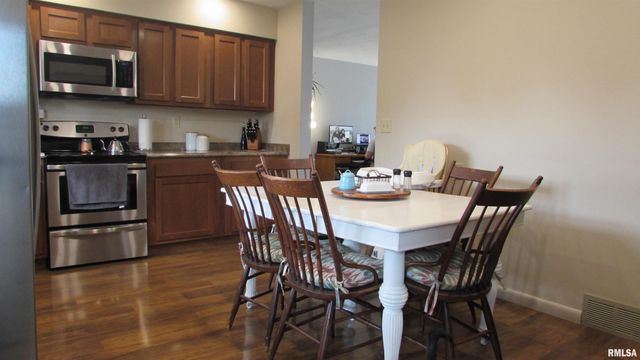 300 LAKESIDE Avenue, Pekin, IL 61554