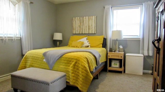 300 LAKESIDE Avenue, Pekin, IL 61554