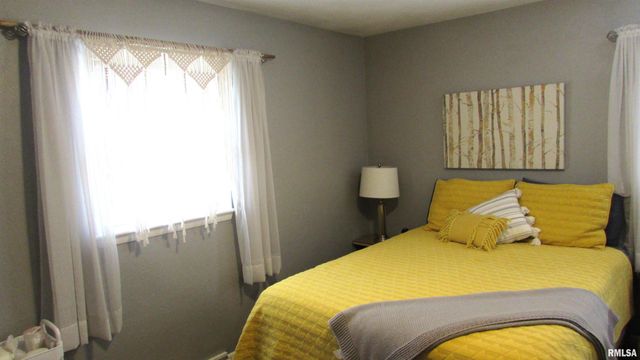 300 LAKESIDE Avenue, Pekin, IL 61554