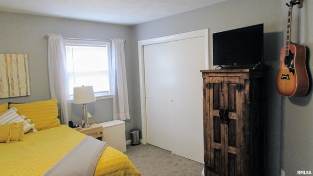 300 LAKESIDE Avenue, Pekin, IL 61554