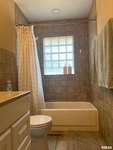 300 LAKESIDE Avenue, Pekin, IL 61554