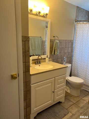 300 LAKESIDE Avenue, Pekin, IL 61554