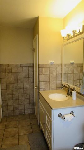 300 LAKESIDE Avenue, Pekin, IL 61554