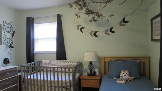 300 LAKESIDE Avenue, Pekin, IL 61554