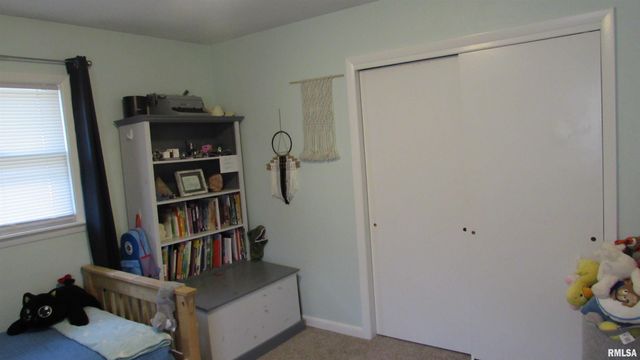 300 LAKESIDE Avenue, Pekin, IL 61554