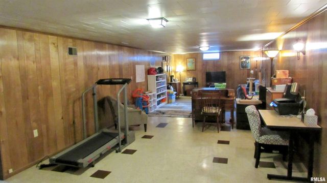 300 LAKESIDE Avenue, Pekin, IL 61554