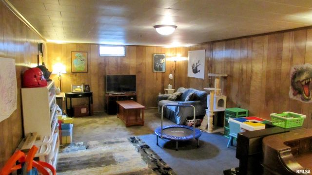 300 LAKESIDE Avenue, Pekin, IL 61554