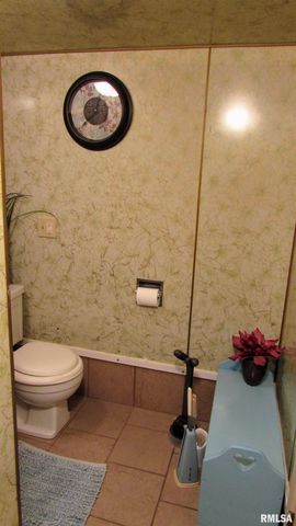 300 LAKESIDE Avenue, Pekin, IL 61554