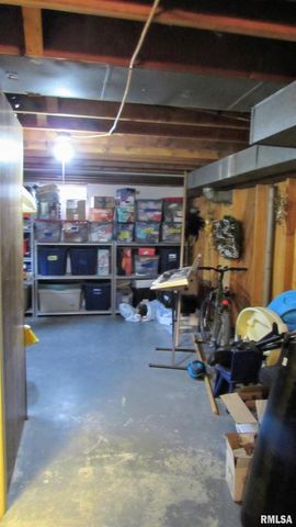 300 LAKESIDE Avenue, Pekin, IL 61554