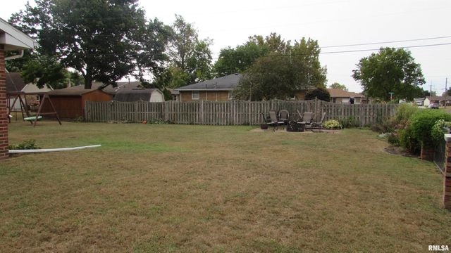 300 LAKESIDE Avenue, Pekin, IL 61554