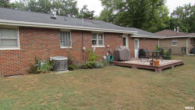 300 LAKESIDE Avenue, Pekin, IL 61554