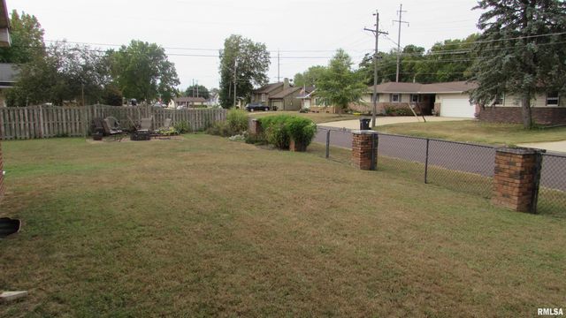 300 LAKESIDE Avenue, Pekin, IL 61554