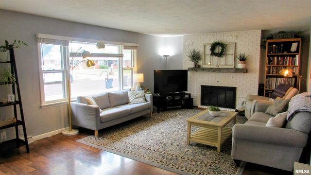 300 LAKESIDE Avenue, Pekin, IL 61554