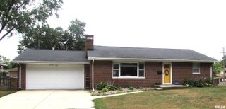 300 LAKESIDE Avenue, Pekin, IL 61554