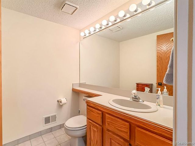 5736 Leeward Court, Clarkston, MI 48346