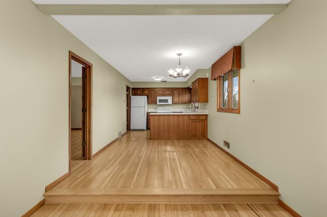 946 Redwood Drive, Apple Valley, MN 55124