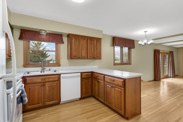 946 Redwood Drive, Apple Valley, MN 55124