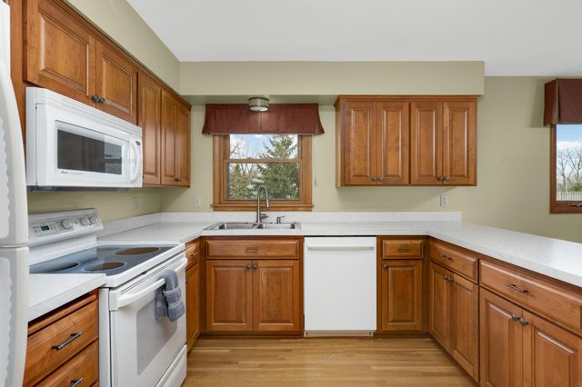 946 Redwood Drive, Apple Valley, MN 55124