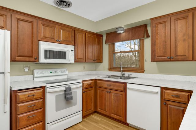 946 Redwood Drive, Apple Valley, MN 55124