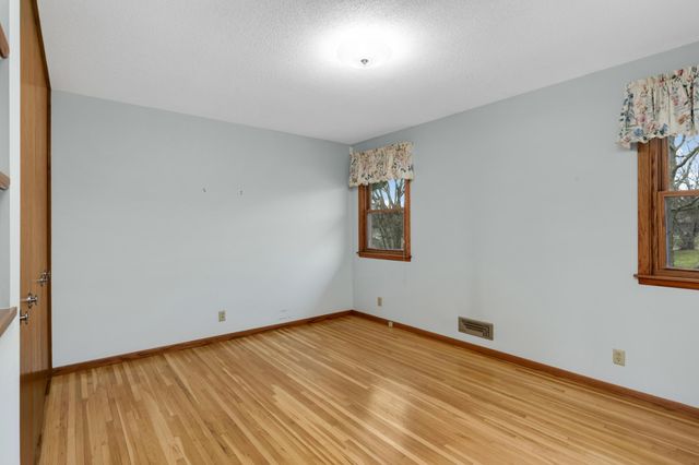 946 Redwood Drive, Apple Valley, MN 55124