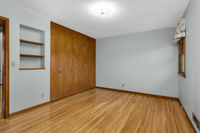 946 Redwood Drive, Apple Valley, MN 55124