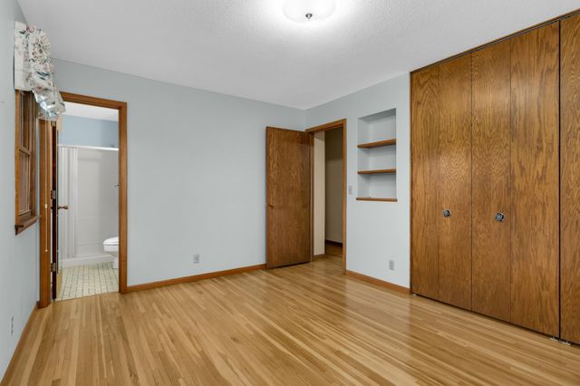 946 Redwood Drive, Apple Valley, MN 55124