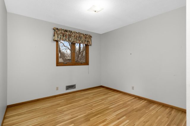 946 Redwood Drive, Apple Valley, MN 55124