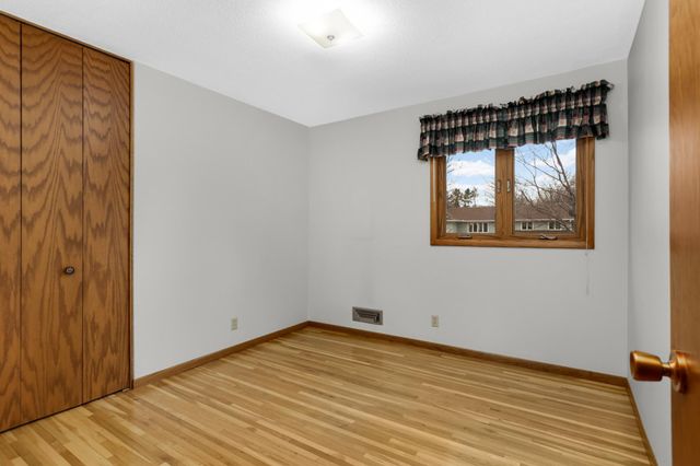 946 Redwood Drive, Apple Valley, MN 55124