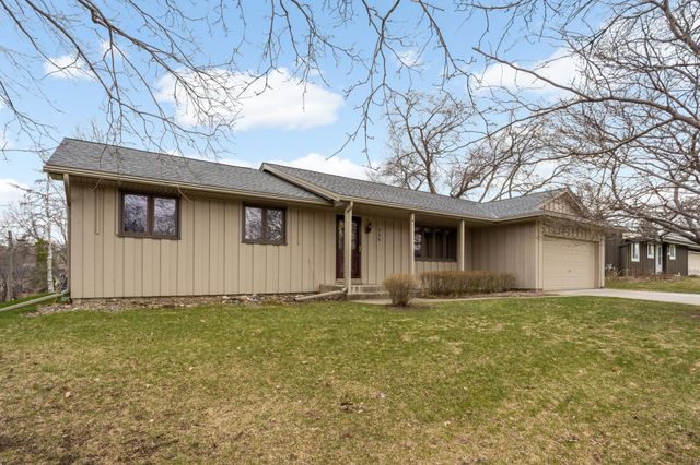 946 Redwood Drive, Apple Valley, MN 55124