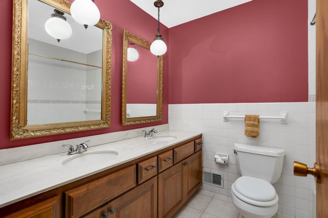 946 Redwood Drive, Apple Valley, MN 55124