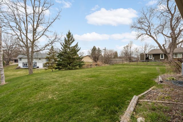 946 Redwood Drive, Apple Valley, MN 55124