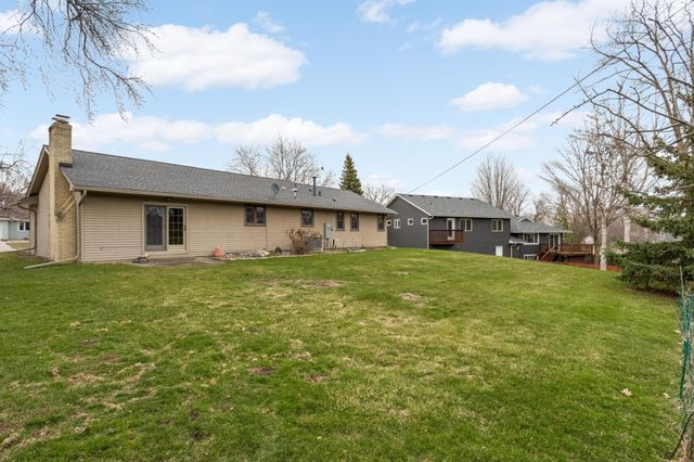 946 Redwood Drive, Apple Valley, MN 55124