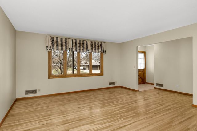 946 Redwood Drive, Apple Valley, MN 55124