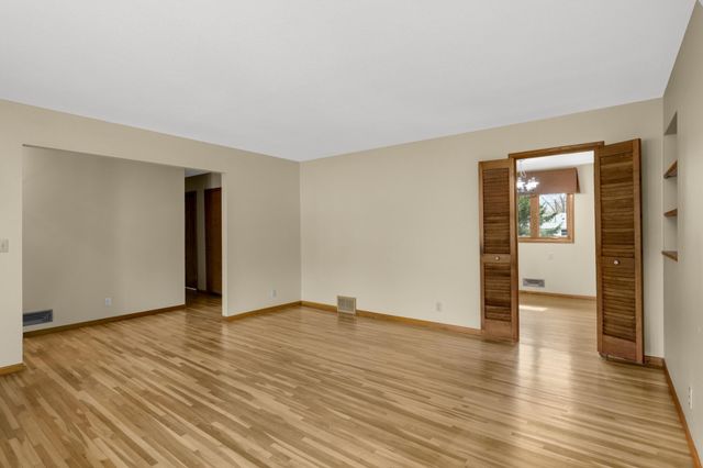 946 Redwood Drive, Apple Valley, MN 55124