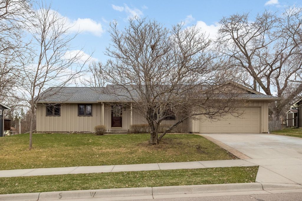 946 Redwood Drive, Apple Valley, MN 55124