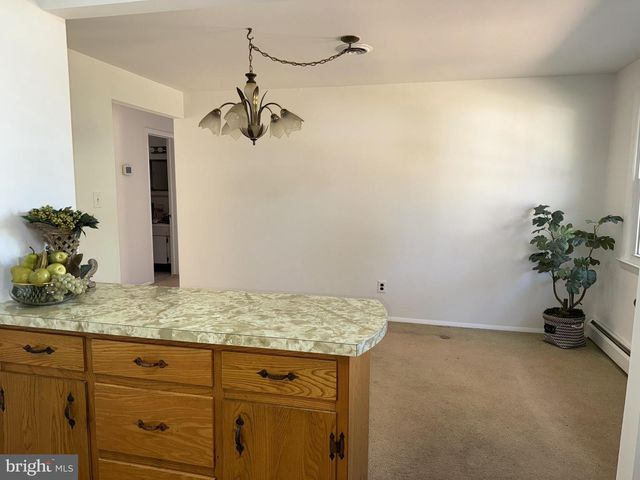 16 DEWBERRY DR, Trenton, NJ 08610