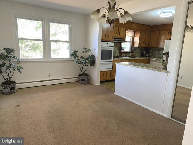 16 DEWBERRY DR, Trenton, NJ 08610