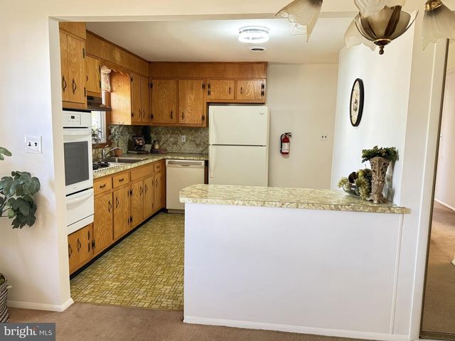 16 DEWBERRY DR, Trenton, NJ 08610