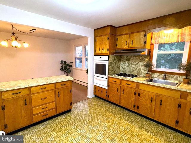 16 DEWBERRY DR, Trenton, NJ 08610