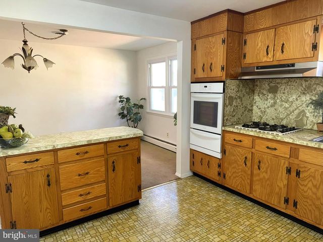 16 DEWBERRY DR, Trenton, NJ 08610