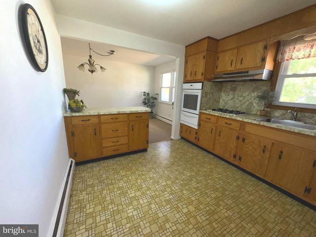 16 DEWBERRY DR, Trenton, NJ 08610