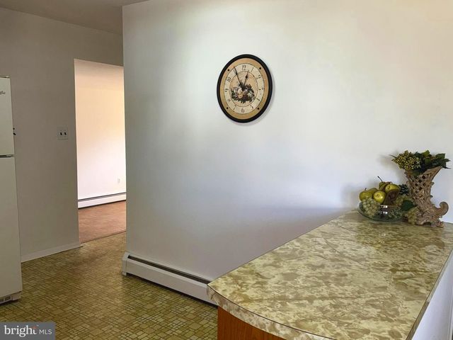 16 DEWBERRY DR, Trenton, NJ 08610